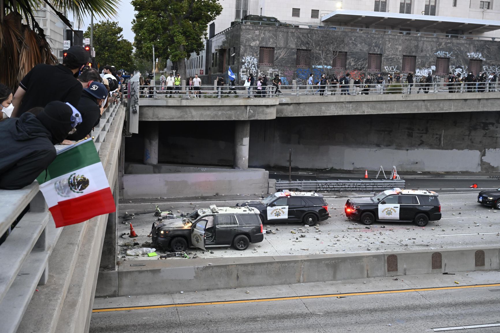 Разгромленные полицейские машины в Лос-Анджелесе