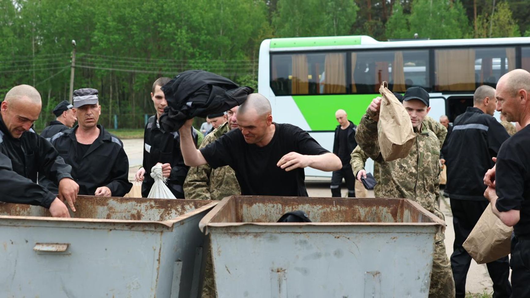 Вернувшиеся из плена украинцы выбрасывают робы заключенных