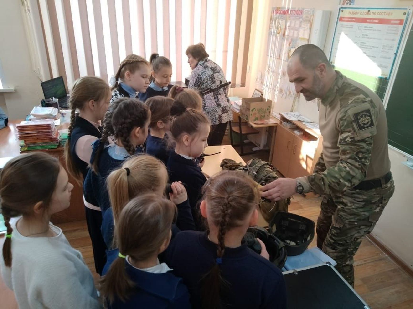 At School No. 30 in Tambov, a participant in the so-called “special military operation” spoke to third graders.
