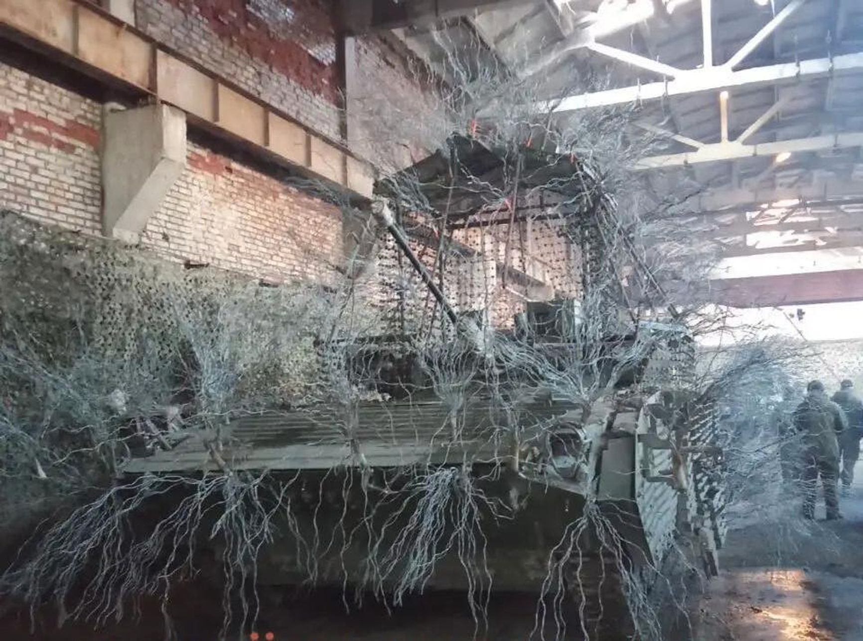 Российская БМП-2М «Бережок» с заводскими защитными панелями 675-сб3КДЗ, «мангалом» и расплетенными тросами в качестве противодронового средства